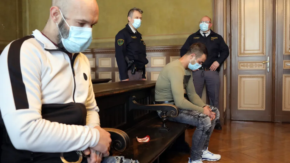 Milenko Hudorovac (v ospredju) je rop župni&scaron;ča v Vi&scaron;nji Gori zanikal, Samo Brajdič pa ga je priznal. Foto: Jaka Gasar&nbsp;