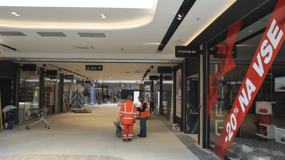 - 06.04.2022 - Nakupovalni center Supernova Ljubljana Rudnik &ndash; otvoritev novega raz&scaron;irjenega nakupovalnega centra na dodatnih 20.000 m&sup2; povr&scaron;ine - 50 novih prodajaln, 19 restavracij in barov v dveh nadstropjih, fitnes, dva zabavi&scaron;čna parka, ter 7 najsodobnej&scaron;ih kinodvoran. //FOTO: Jaka Gasar