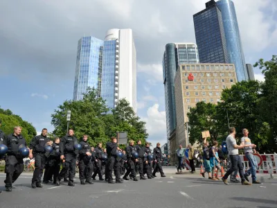 - ilustrativna fotografija- banka Sparkasse, policija, policijski nadzor, policijska preiskava, začita bank- mednarodni protesti proti varčevalnim ukrepom, "Blockupy Frankfurt"//FOTO: Toma Zajelnik