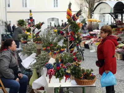 - 07.04.2022 &ndash; Ljubljanska tržnica &ndash; prodaja cvetnonedeljskih butaric &ndash; velikončna simbolika - butarice - butare//FOTO: Tomaž Skale