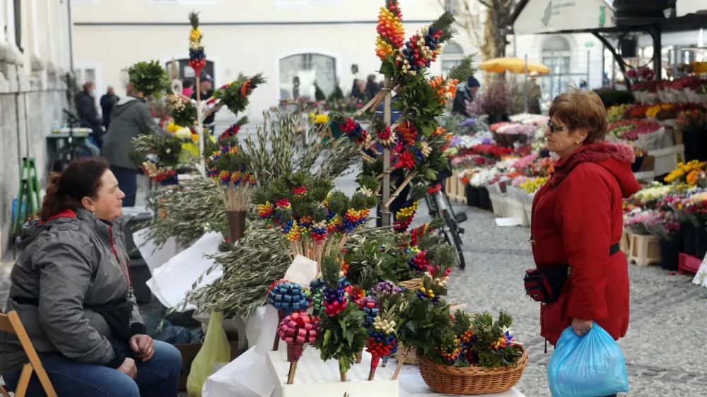 - 07.04.2022 &ndash; Ljubljanska tržnica &ndash; prodaja cvetnonedeljskih butaric &ndash; velikončna simbolika - butarice - butare//FOTO: Tomaž Skale
