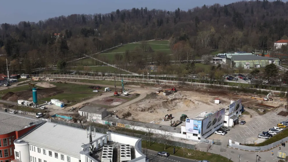 Po dobrem mesecu od začetka gradbenih del je kopali&scaron;če Ilirija skoraj neprepoznavno.&nbsp;