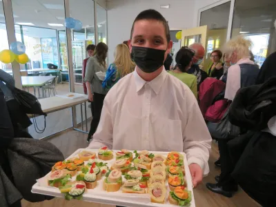 Nejc Gor&scaron;in Fabjan, zaposlen v Hi&scaron;i kulinarike preko programa integrirane zaposlitve, je ob otvoritvi novih prostorov novome&scaron;kega Centra Sonček skrbno postregel s pijačo in prigrizki.