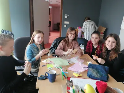 13. dneva sprememb, ki so namenjeni ranljivim skupinam, medsebojnemu in medgeneracijskemu povezovanju ter sodelovanju, so na&scaron; medgeneracijski center v torek, 5.4.2022, obiskali učenci O&Scaron; Janka Glazerja Ru&scaron;e. Učenci so peli, igrali na instrumente, recitirali, skupaj smo zaplesali, se družili in si izmenjali darila. S čudovitim, ganljivim programom, ki so ga pripravili posebej za ta dan, so pokazali, da pregovor &raquo;NA MLADIH SVET STOJI&laquo; &scaron;e kako drži. Zavod Rast Ru&scaron;e