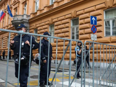 - nasprotniki vladnih ukrepov na odločitev sodnikov čakajo pred stavbo sodiča - - 30.09.2021  Protest pred Ustavnim sodičem v Ljubljani - Ustavno sodiče odločalo o pobudi Policijskega sindikata Slovenije, ki zahteva oceno ustavnosti in zakonitosti vladnega odloka, ki predvideva, da zaposleni v oji dravni upravi od 1. oktobra na delovnem mestu izpolnjujejo pogoj P oziroma C. //FOTO: Bojan Velikonja
