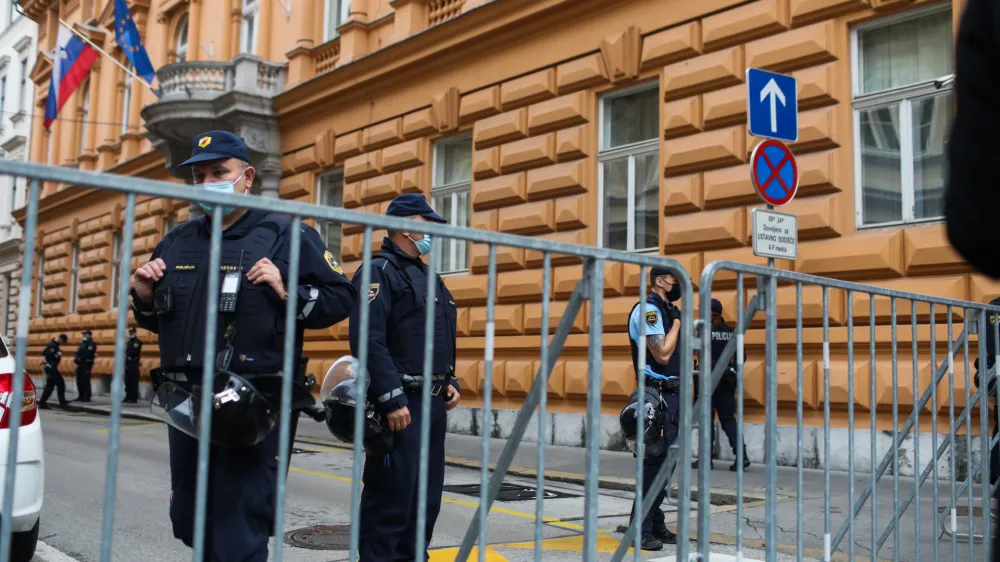 - nasprotniki vladnih ukrepov na odločitev sodnikov čakajo pred stavbo sodiča - - 30.09.2021  Protest pred Ustavnim sodičem v Ljubljani - Ustavno sodiče odločalo o pobudi Policijskega sindikata Slovenije, ki zahteva oceno ustavnosti in zakonitosti vladnega odloka, ki predvideva, da zaposleni v oji dravni upravi od 1. oktobra na delovnem mestu izpolnjujejo pogoj P oziroma C. //FOTO: Bojan Velikonja