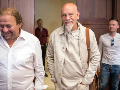 Dramski in filmski igralec, režiser in producent John Malkovich (v sredini, levo ob njem direktor in umetni&scaron;ki vodja ljubljanskega poletnega festivala Darko Brlek) po letu 2017 drugič prihaja na Ljubljana Festival, tokrat s predstavo Glasbeni kritik. Foto: Matjaž Ru&scaron;t&nbsp;