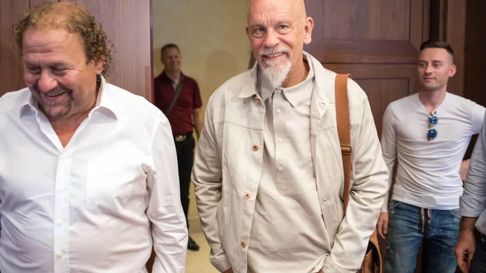 Dramski in filmski igralec, režiser in producent John Malkovich (v sredini, levo ob njem direktor in umetni&scaron;ki vodja ljubljanskega poletnega festivala Darko Brlek) po letu 2017 drugič prihaja na Ljubljana Festival, tokrat s predstavo Glasbeni kritik. Foto: Matjaž Ru&scaron;t&nbsp;