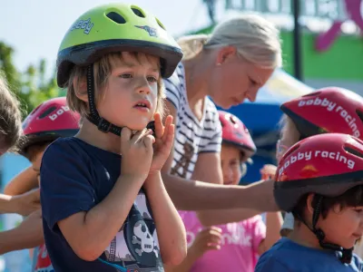 Čeprav jih ne nosijo vsi, so kolesarske čelade do 18. leta obvezne. Priporočajo jih tudi odraslim.