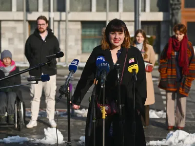 Ljubljana, Trg republike.<br>Novinarska konferenca Instituta 8. marec, na kateri so predstavili zasnovo zakona proti skodljivim ukrepom oblasti, gibanje Gremo volit in nacrt kampanje v prihodnjih mesecih.<br>Nika Kovac, predsednica Instituta 8. marec.