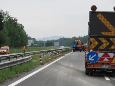 gorenjska avtocesta zaradi razsutega tovora zaprta