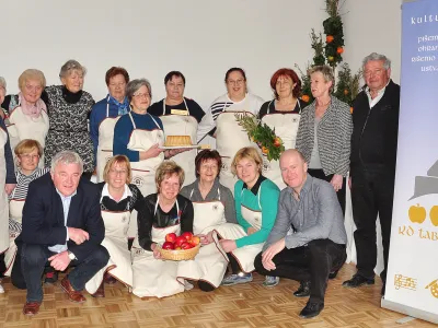 Mojstric peke Podbre&scaron;ke potice po uspe&scaron;no opravljenem izpitu leta 2018.&nbsp;
