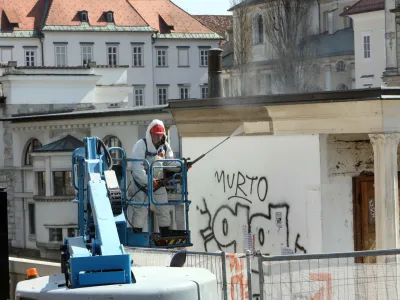 23.03.2022 Či&scaron;čenje Plečnikovega kioska - Trafika Tromostovje - kiosk arhitekta Jožeta Plečnika v Ljubljani &ndash; Pre&scaron;ernov trg<br><br><br>Foto: Tomaž Skale<br>