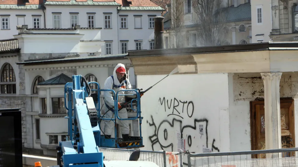 23.03.2022 Či&scaron;čenje Plečnikovega kioska - Trafika Tromostovje - kiosk arhitekta Jožeta Plečnika v Ljubljani &ndash; Pre&scaron;ernov trg<br><br><br>Foto: Tomaž Skale<br>
