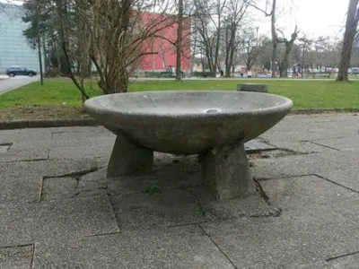 V okviru obnove bomo uredili tudi plo&scaron;čad iz pranih plo&scaron;č okoli fontane in na novo asfaltirali pot do lipovega drevoreda ter med njim, in sicer do betonskih količkov. V okviru te obnove bomo pri mini golfu postavili tudi nov pitnik, ki bo dopolnil 51 obstoječih pitnikov v Ljubljani. Obnova bo predvidoma potekala mesec in pol, odvisno od vremenskih razmer.