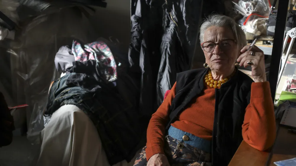 - 13.04.2022 &ndash; Duba Sambolec, vizualna umetnica, ki deluje na različnih področjih kot so: kiparstvo<https://sl.wikipedia.org/wiki/Kiparstvo>, video performans (umetni&scaron;ki video), multimedijske instalacije, risbe in digitalni fotokolaži /FOTO: Jaka Gasar