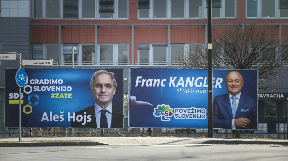 Notranji minister Ale&scaron; Hojs in državni sekretar Franc Kangler sta pred ministrstvom, generalno policijsko upravo in Nacionalnim preiskovalnim uradom, kjer ima politika v času tretje Jan&scaron;eve vlade izrazit vpliv, dala postaviti svoja plakata.