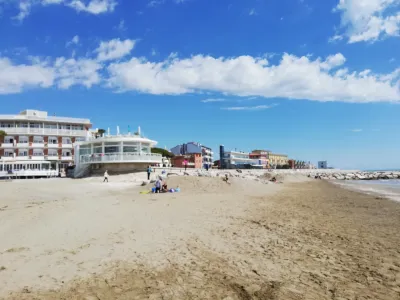 Mesto Caorle, barviti biser na poti do Benetk, ostaja prav zaradi svoje majhnosti neodkrita destinacija za dnevni spomladanski izlet. Čeprav smo Caorle obiskali v času Velike noči gneče na cesti in kasneje v samem mestu nismo začutili. Utrip obmorskega mesta, polnega življenja začuti&scaron; takoj, ko zapelje&scaron; na sam rob mesta in tu parkira&scaron; svoj avto. 