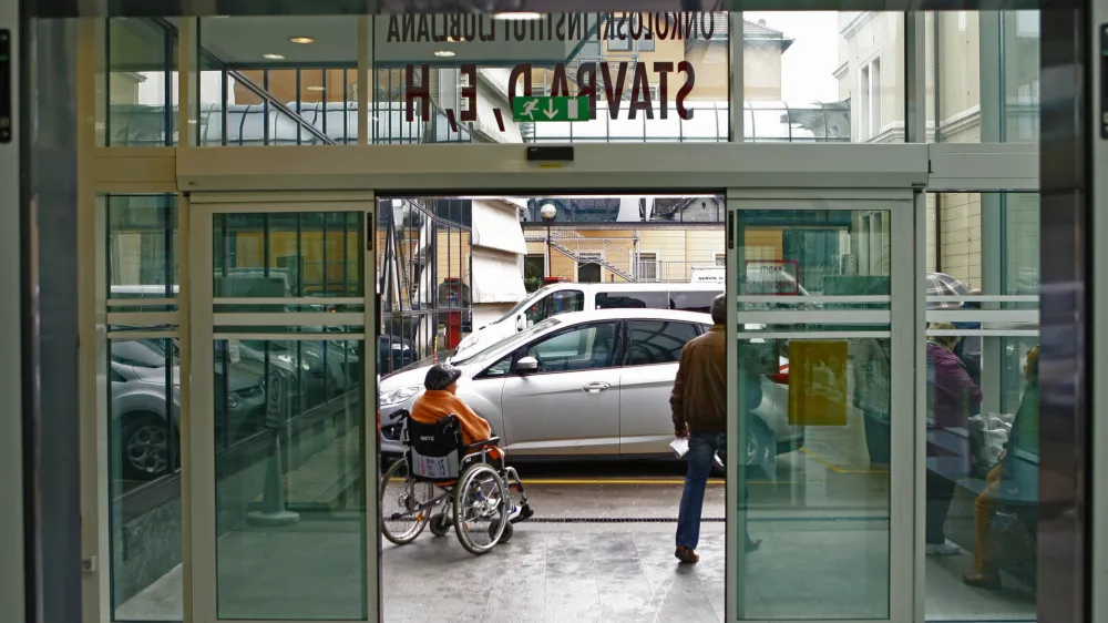 Med napovedanimi investicijami je tudi dograditev Onkolo&scaron;kega in&scaron;tituta. Gradnjo te bolni&scaron;nice so spremljale zamude in podražitve, težave z novimi prostori pa so se začele že pred vselitvijo.

&nbsp;