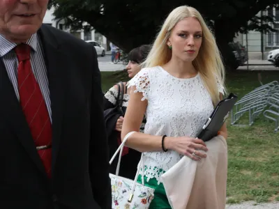 partnerka Abramova&nbsp;Julija Adle&scaron;ič, 0907.09.2020 &ndash; primer&nbsp;Odrezana&nbsp;roka&nbsp;&ndash; zaključne besede - sojenje za Gorazda 0 poColariča, Tinko Huskić&nbsp;Colarič, Sebastiena Abramova in Julijo Adle&scaron;ič, ki so obtoženi več&nbsp;kaznivih dejanj v primeru zavarovalni&scaron;ke goljufije z odrezano roko&nbsp;//FOTO: Bojan Velikonja