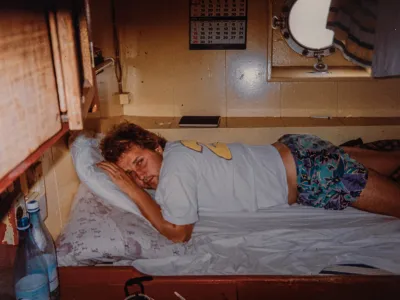 Lotos Vincenc &Scaron;parovec v kabini na tovorni ladji Bočna po tistem, ko so ga re&scaron;ili iz morja.