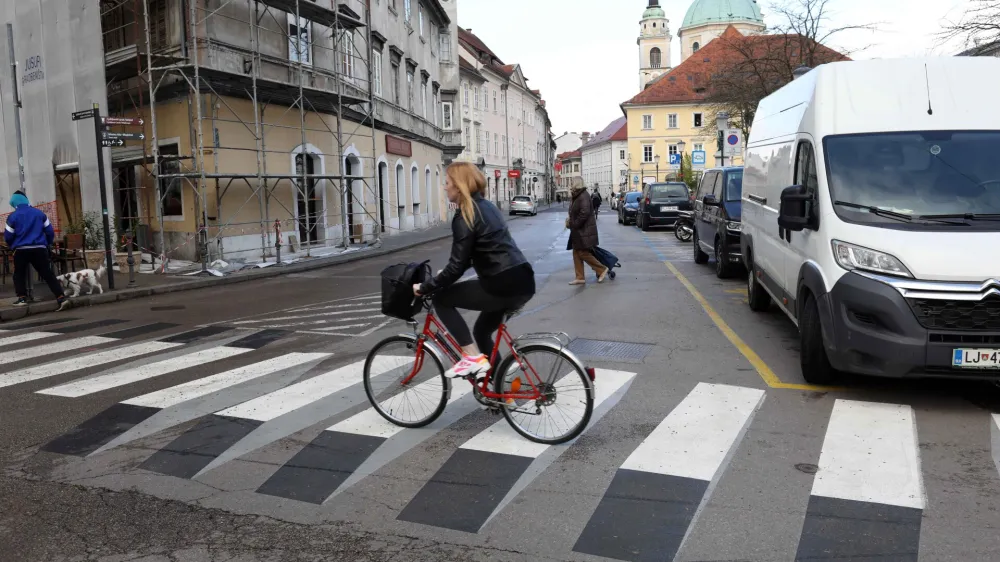 - 20.04.2022 &ndash; Krekov trg v Ljubljani - tridimenzionalni prehod za pe&scaron;ce - 3D zebra//FOTO: Tomaž Skale