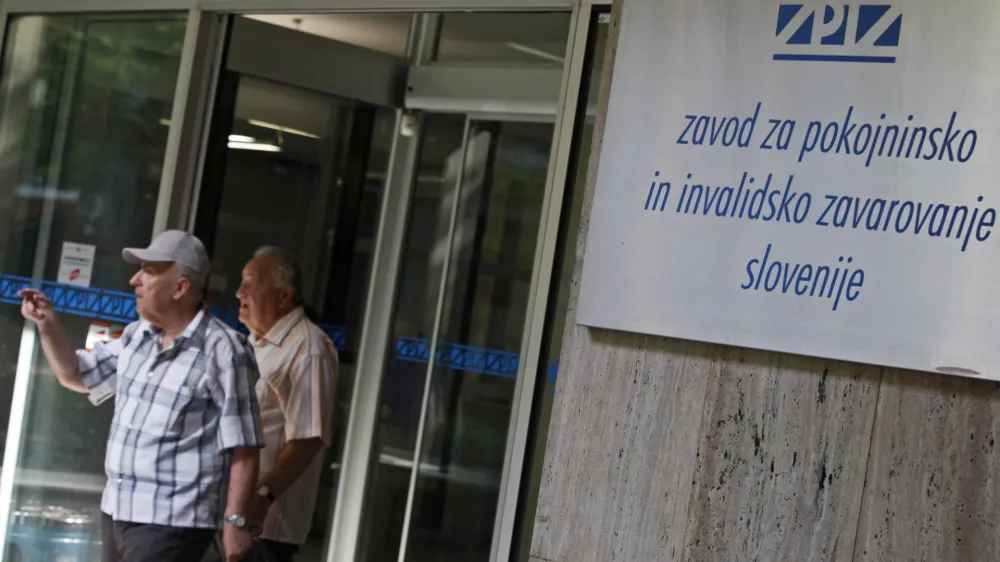- Ilustrativna fotografija,stareji občani, upokojenci, pokojnina, pokojninska reforma- ZPIZ (Zavod za pokojninsko in invalidsko zavarovanje Slovenije)//FOTO: Luka CjuhaOPOMBA: ZA OBJAVO V ČASOPISU DNEVNIK