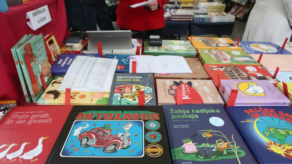 - knjini sejem  knjige  literatura  zalonitvo - kultura   - 15.05.2019 - - 24. Slovenski dnevi knjige s sloganom Prostori, ki jih zapučamo - knjini sejem v organizaciji Drutva slovenskih pisateljev (DSP) - pločad pred Moderno galerijo - //FOTO: Luka Cjuha.