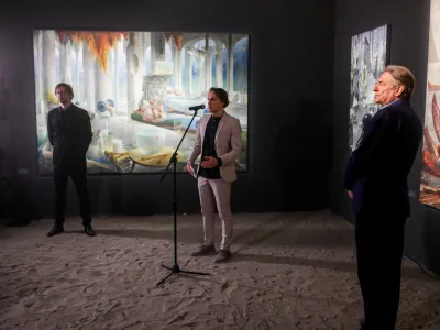 Minister za kulturo Vasko Simoniti, kustos razstave Robert Simoni&scaron;ek in direktor Moderne galerije Ale&scaron; Vaupotič na odprtju razstave Brez gospodarja slikarja Marka Jak&scaron;eta.