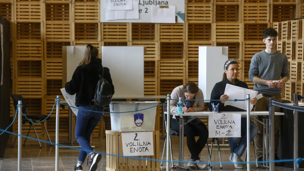  Voli&scaron;če omnia na katerem glasujejo volilni upravičenci zunaj okraja stalnega prebivali&scaron;ča, Gospodarsko razstavi&scaron;če- 24.04.2022 &ndash; Parlamentarne volitve 2022 - Volitve devetega sklica Državnega zbora Republike Slovenije - druge redne državnozborske volitve po letu 2008 //FOTO: Luka Cjuha