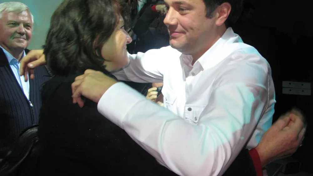 Nova Gorica, Center Magma X. Lokalne volitve 2010 - drugi krog. Slavje ob izvolitvi novega zupana Mestne obcine Nova Gorica Mateja Arcona, kandidata LDS. Novoizvoljenemu zupanu Mateju Arcon je cestitala protikandidatka Darinka Kozinc, kandidatka SD. Foto: Rosana Rijavec/STA