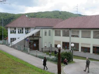 Vse kaže, da je bil torkov strel na osnovni &scaron;oli Žužemberk sprožen po nesreči. Učenci, tudi &scaron;tirinajstletnik, ki je pi&scaron;tolo prinesel v &scaron;olo, so pretreseni. F Dragana Stankovič