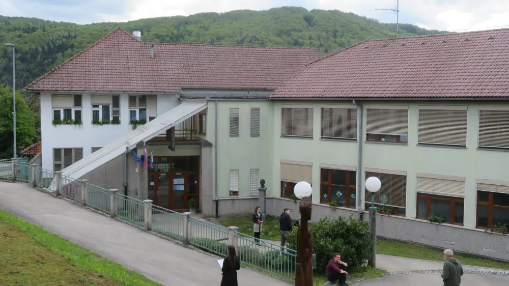 Vse kaže, da je bil torkov strel na osnovni &scaron;oli Žužemberk sprožen po nesreči. Učenci, tudi &scaron;tirinajstletnik, ki je pi&scaron;tolo prinesel v &scaron;olo, so pretreseni. F Dragana Stankovič