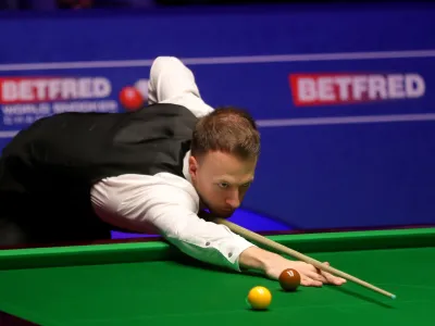Judd Trump je pri 32 letih daleč najmlaj&scaron;i polfinalist SP v snukerju. Foto: DPA