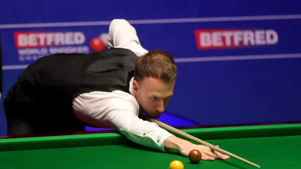 Judd Trump je pri 32 letih daleč najmlaj&scaron;i polfinalist SP v snukerju. Foto: DPA