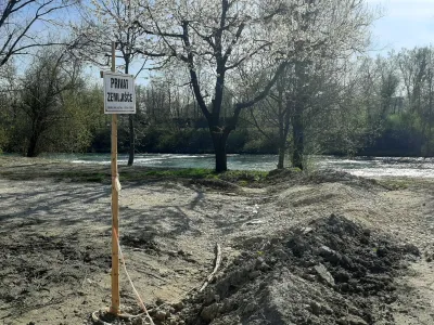 Čeprav ni imela soglasij vseh solastnikov, je občina ureditev ob Savi načrtovala tudi na nekaj zemlji&scaron;čih v zasebni lasti. Na občini so pričakovali, da se bodo vsi solastniki strinjali z urejanjem in odstranitvijo odpadkov, so dejali na občini.