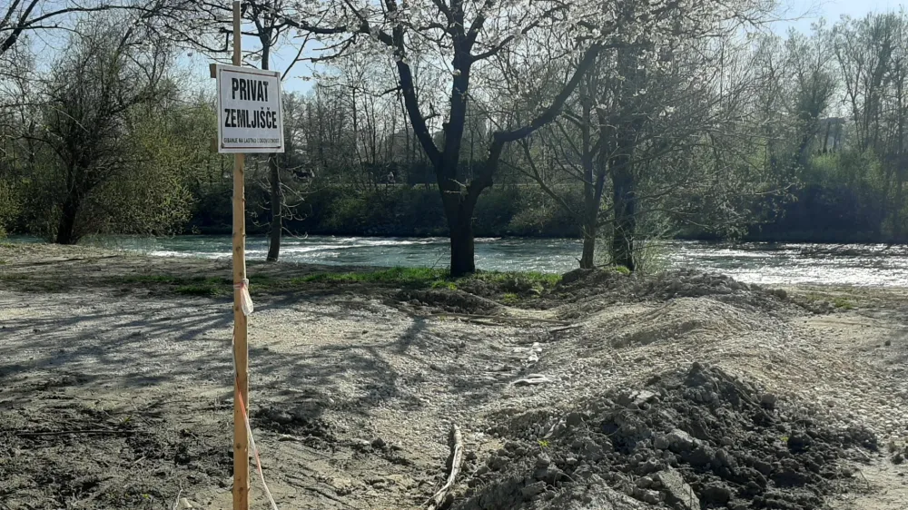 Čeprav ni imela soglasij vseh solastnikov, je občina ureditev ob Savi načrtovala tudi na nekaj zemlji&scaron;čih v zasebni lasti. Na občini so pričakovali, da se bodo vsi solastniki strinjali z urejanjem in odstranitvijo odpadkov, so dejali na občini.