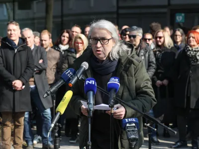 Ljubljana, pred RTV Slovenija.<br>Zaposleni na RTV Slovenija so opozorili na siromasenje programa, stopnjevanje pritiska in politizacijo.<br>Voditelj Studia City Marcel Stefancic.
