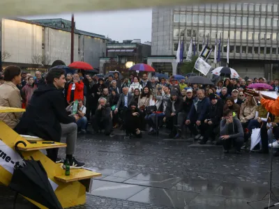 - 15.04.2022 &ndash; Parlamentarne volitve 2022 - Veliko javno predvolilno soočenje političnih strank z ljudstvom IZ OČI V OČI v organizaciji Iniciative Glas ljudstva - Trg republike v Ljubljani  //FOTO: Luka Cjuha