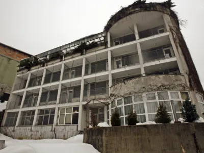 Zdravstvena podjetja so za zavarovalnice, ki proti plačilu dodatnih paketov zavarovanj zavarovancem omogočajo hitrej&scaron;o obravnavo pri zdravnikih, zelo privlačna tarča. Na fotografiji Diagnostični center Bled v lasti Zavarovalnice Triglav in Save Re.