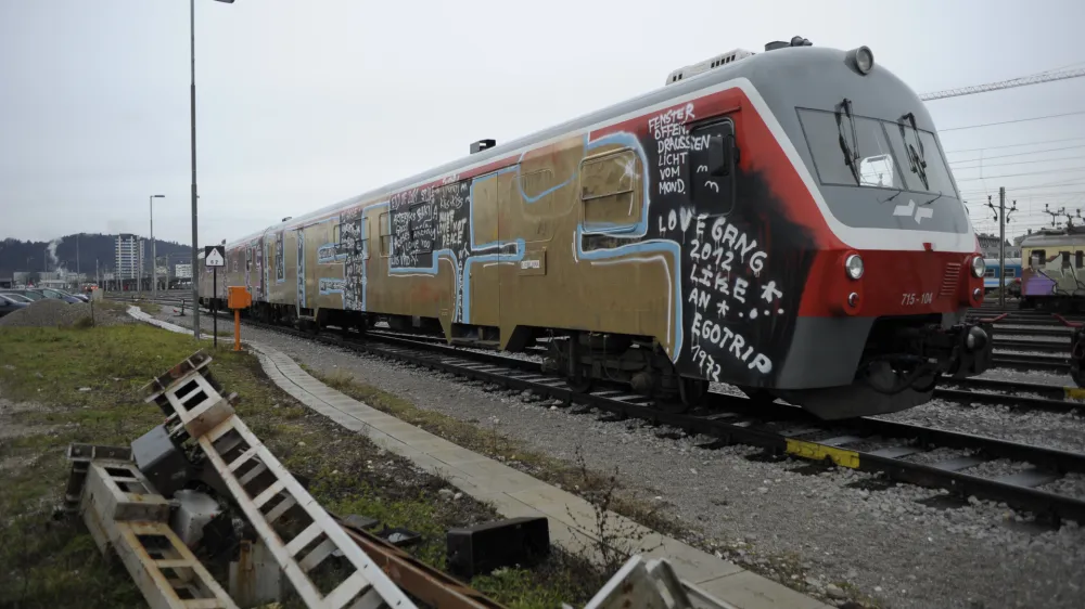 - grafit na vlaku, grafiti, Ljubljana, vlak,//FOTO: Toma Zajelnik
