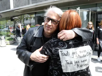 Nekdanjega voditelja oddaje Studio City Marcela &Scaron;tefančiča, ki naj bi ga vodstvo RTV Slovenija zamenjalo z novo voditeljico, so danes podprli &scaron;tevilni kolegi.