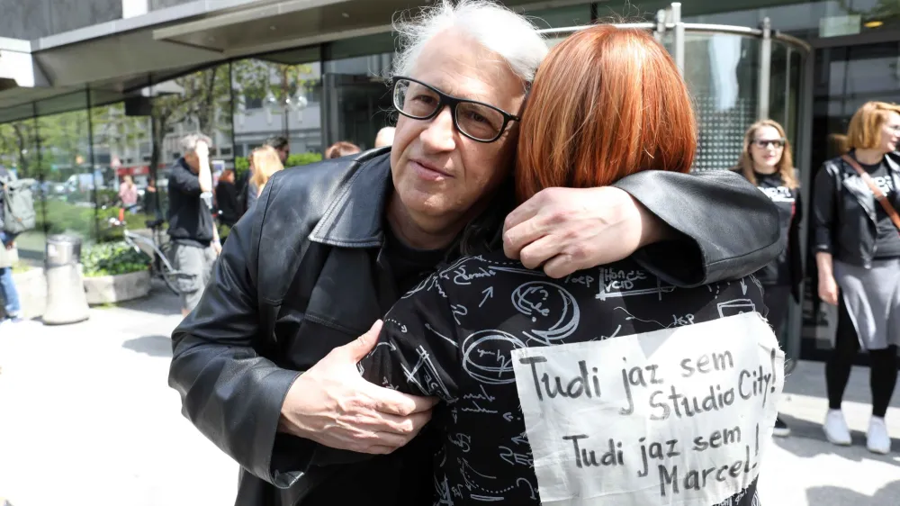 Nekdanjega voditelja oddaje Studio City Marcela &Scaron;tefančiča, ki naj bi ga vodstvo RTV Slovenija zamenjalo z novo voditeljico, so danes podprli &scaron;tevilni kolegi.