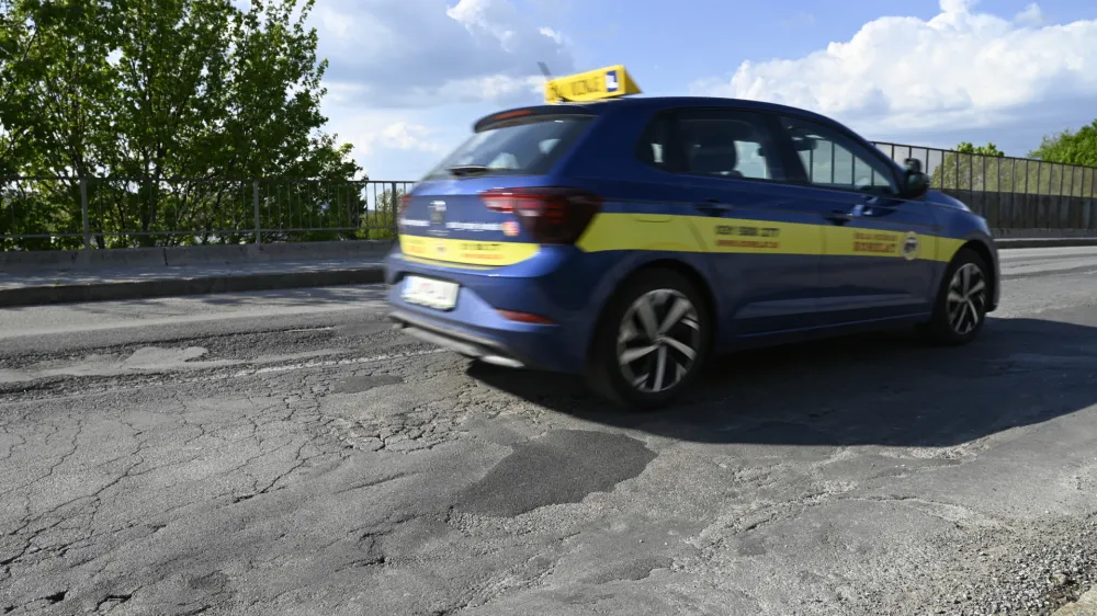 Cesti&scaron;če nadvoza nad obvoznico na Cesti dveh cesarjev je v zelo slabem stanju.