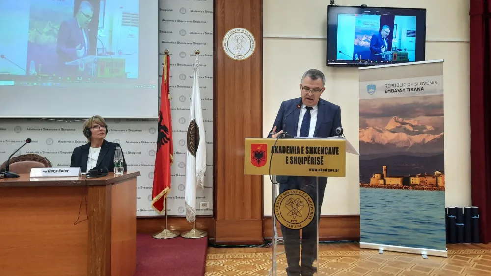 Prof. dr. Darja Koter iz ljubljanske Akademije za glasbo, poznavalka ustvarjanja skladatelja Bojana Adamiča, ter akademik Vasil S. Tole, podpredsednik albanske Akademije za znanost, ki je predaval o aranžmajih izpod prst Bojana Adamiča, ki so nastali na albansko ljudsko glasbo. 