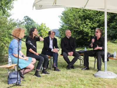 Okrogla miza z nominiranci za 1. Cankarjevo nagrado. Vinko M&ouml;derndorfer z zbirko esejev, dnevnikov in kraj&scaron;ih mnenjskih zapisov Ljudomrznik na tržnici, Simona Semenič z igro To jabolko, zlato in Brane Senegačnik s pesni&scaron;ko zbirko Pogovori z nikomer in Sebastijan Pregelj z romanom V Elvisovi sobi. 21.06.2020. Slavnostna podelitev prve Cankarjeve nagrade za leposlovno delo preteklega leta v Cankarjevem Lazu na Vrhniki. 