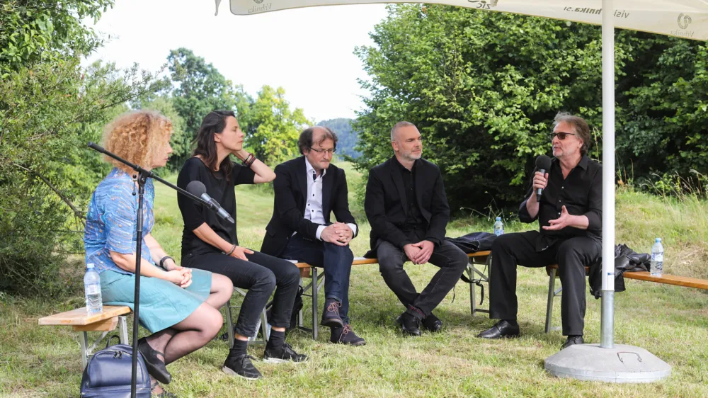 Okrogla miza z nominiranci za 1. Cankarjevo nagrado. Vinko M&ouml;derndorfer z zbirko esejev, dnevnikov in kraj&scaron;ih mnenjskih zapisov Ljudomrznik na tržnici, Simona Semenič z igro To jabolko, zlato in Brane Senegačnik s pesni&scaron;ko zbirko Pogovori z nikomer in Sebastijan Pregelj z romanom V Elvisovi sobi. 21.06.2020. Slavnostna podelitev prve Cankarjeve nagrade za leposlovno delo preteklega leta v Cankarjevem Lazu na Vrhniki. 