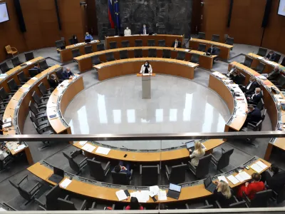 - 19.11.2021  Dravni zbor  27. redna seja DZ - interpelacija o delu in odgovornosti olske ministrice Simone Kustec, ki so jo vloile opozicijske LM, SD, Levica, SAB in nepovezani poslanci. //FOTO: Toma Skale