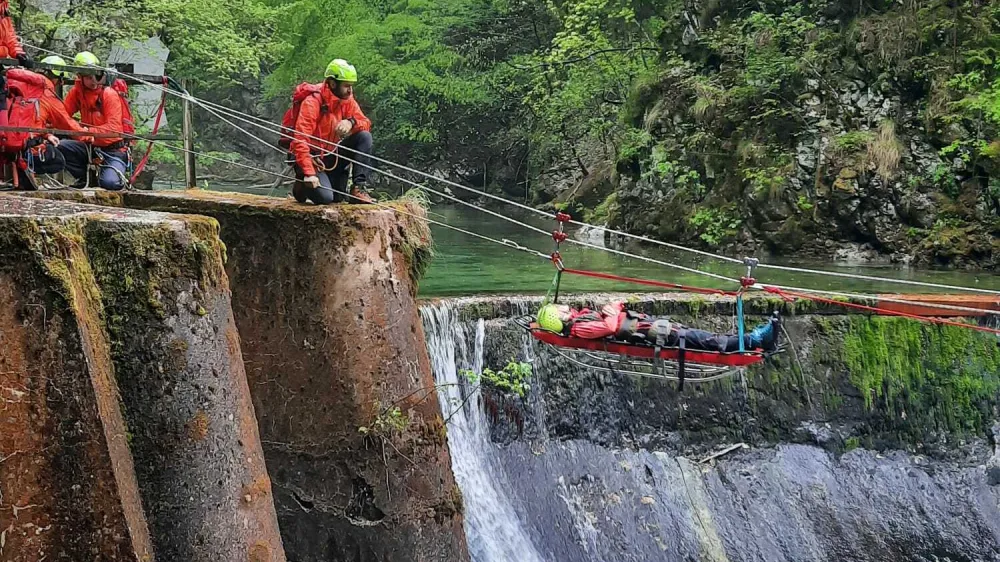 Pregledovali so zahteven teren &scaron;ir&scaron;ega območja blejskega Vintgarja. F Živa Ozmec, PGD Radovljica