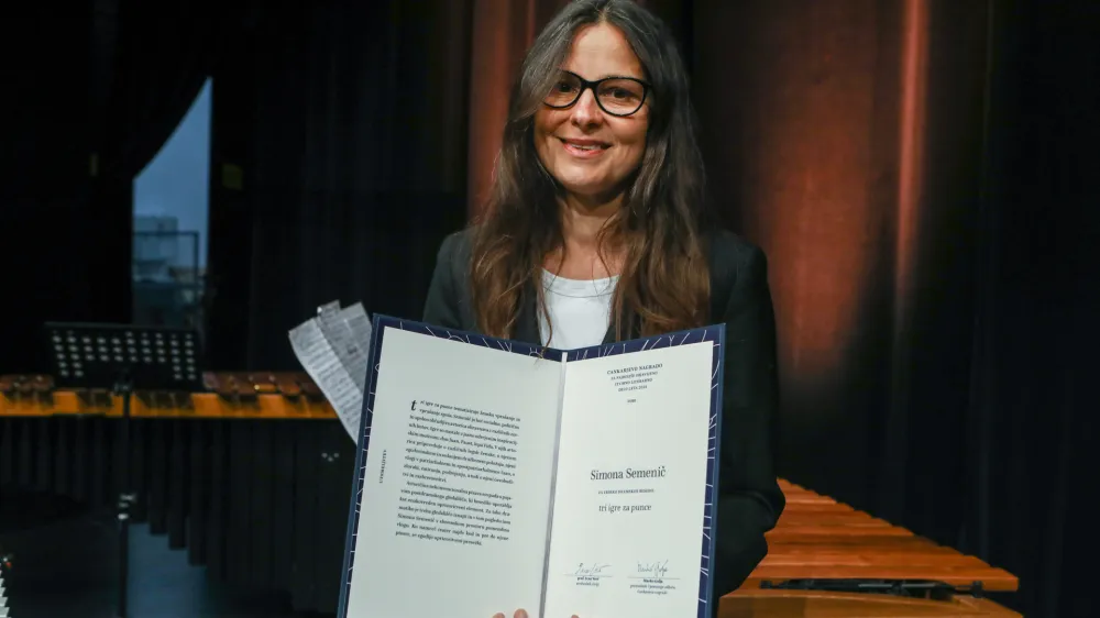 dramatičarka Simona Semenič, prejemnica Cankarjeve nagrade za dramsko zbirko Tri igre za punce - 08.05.2022 - podelitev Cankarjeve nagrade za najbolj&scaron;e izvirno objavljeno leposlovno delo preteklega leta &ndash; prireditev v Veliki dvorani Cankarjevega doma na Vrhniki  //FOTO: Luka Cjuha